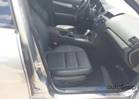 2009 Mercedes-Benz C 300 Luxury/Sport z USA, uszkodzony, nr VIN WDDGF54X59R051705